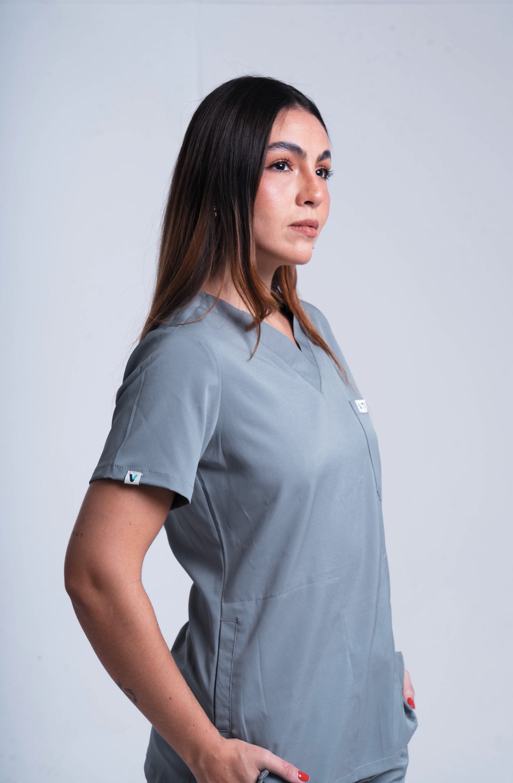Camisa cuello en V color gris